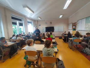 policjantka umundurowana podczas spotkań z uczniami