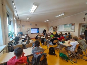 policjantka umundurowana podczas spotkań z uczniami