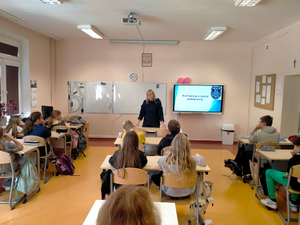 policjantka umundurowana podczas spotkań z uczniami