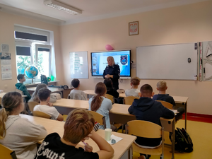 policjantka umundurowana podczas spotkań z uczniami