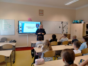 policjantka umundurowana podczas spotkań z uczniami