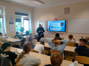 policjantka umundurowana podczas spotkań z uczniami