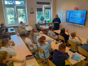 policjantka umundurowana podczas spotkań z uczniami