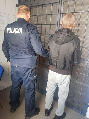 policjant z zatrzymanym mężczyzną