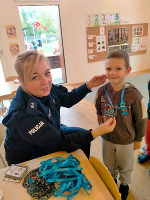spotkanie policjanci z dziećmi w przedszkolu