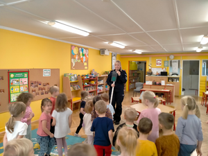 policjantka z przedszkolakami podczas spotkania