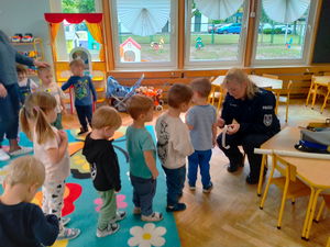policjantka z przedszkolakami podczas spotkania