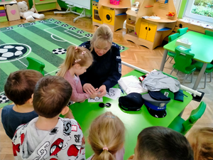 policjantka z przedszkolakami podczas spotkania