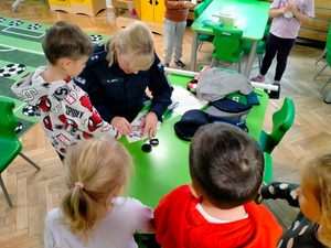 policjantka z przedszkolakami podczas spotkania
