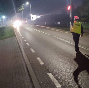 policjanci podczas działań na drodze badający stan trzeźwości kierujących