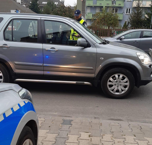 policjanci podczas działań na drodze badający stan trzeźwości kierujących