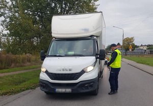 policjanci podczas działań na drodze badający stan trzeźwości kierujących