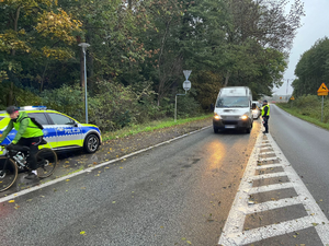 policjanci podczas działań na drodze badający stan trzeźwości kierujących