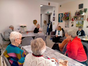 policjantka podczas spotkania z seniorami