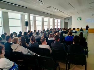 policjanta podczas spotkania z uczniami