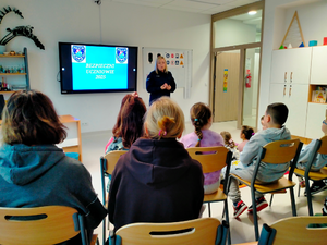 policjantka podczas spotkania z dziećmi