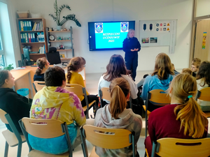 policjantka podczas spotkania z dziećmi