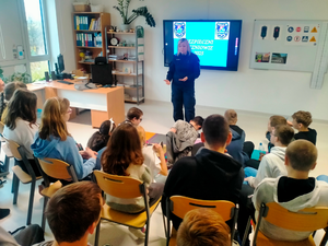 policjantka podczas spotkania z dziećmi