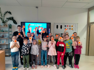 policjantka podczas spotkania z dziećmi