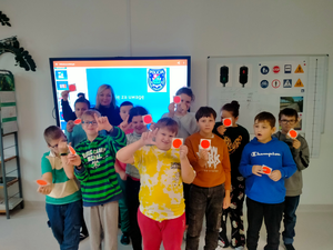 policjantka podczas spotkania z dziećmi