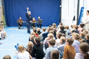 policjanci podczas spotkania z uczniami