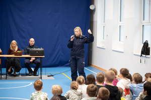 policjanci podczas spotkania z uczniami