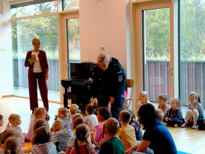 policjanci podczas spotkania z uczniami