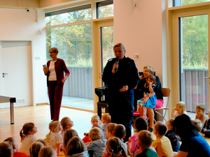 policjanci podczas spotkania z uczniami