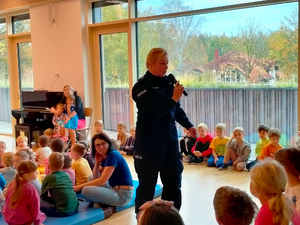 policjanci podczas spotkania z uczniami