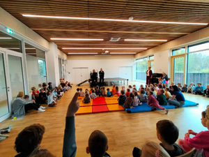 policjanci podczas spotkania z uczniami