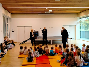 policjanci podczas spotkania z uczniami