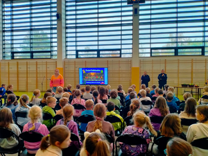 policjanci podczas spotkania z uczniami