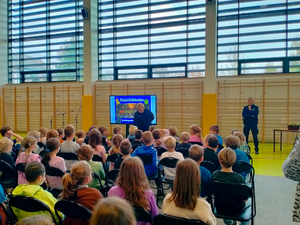 policjanci podczas spotkania z uczniami