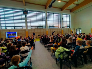 policjanci podczas spotkania z uczniami