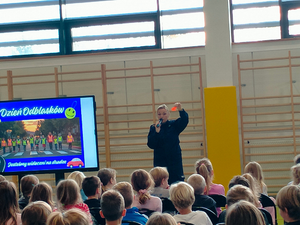 policjanci podczas spotkania z uczniami