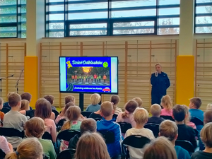 policjanci podczas spotkania z uczniami