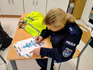 policjantka i nauczyciela podczas konkursu