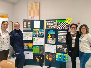 policjantka i nauczyciela podczas konkursu