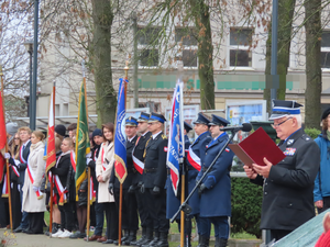 policjanci podczas uroczystości obchodów Narodowego Święta Niepodległości