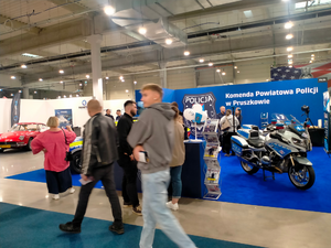 Policjanci z KPP Pruszków promowali służbę w Policji na Warsaw Motor Show 2025