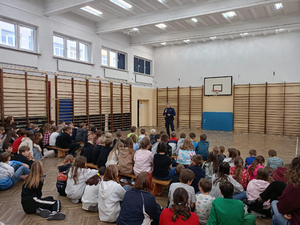 Dzielnicowi z KP Piastów spotkali się z uczniami Szkoły Podstawowej nr 4 – rozmowy o bezpieczeństwie w ruchu drogowym