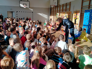 Edukacyjne spotkanie policjantów z najmłodszymi uczniami z Komorowa