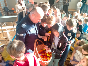 Edukacyjne spotkanie policjantów z najmłodszymi uczniami z Komorowa