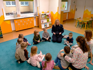 Policjantka z KPP Pruszków z wizytą u przedszkolaków w Komorowie