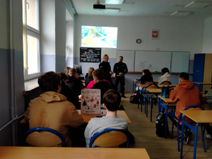 Spotkanie promujące zawód policjanta w Zespole Szkół im. Nansena w Piastowie