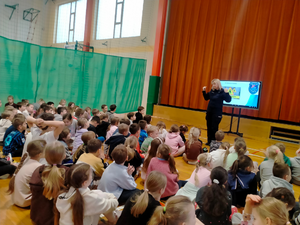 Profilaktyka wśród najmłodszych – spotkanie z policjantką w SP nr 3 w Pruszkowie