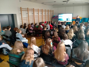 Profilaktyka w praktyce – policjantka z KPP Pruszków w szkole podstawowej w Michałowicach