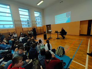 Spotkanie profilaktyczne policjantów z uczniami Szkoły Podstawowej w Raszynie