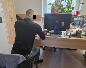 policjantka przesłuchującego kierującego mężczyznę