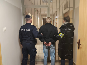 policjanci z zatrzymanym mężczyzną